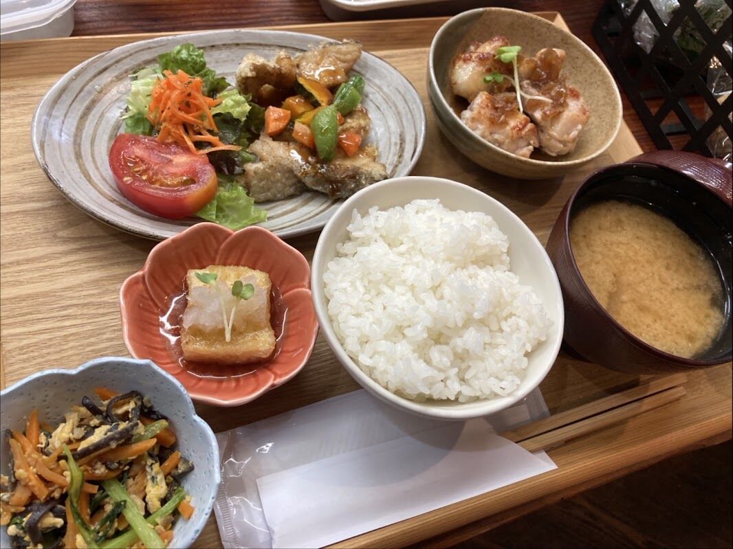 2:日替わり銀シャリランチ<br>＊日替わり主菜(ボードに記載)/<span style="display: inline-block;">日替わり小鉢2品/お味噌汁付</span>
